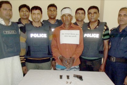 চাঁপাইনবাবগঞ্জে অস্ত্র ও গুলিসহ যুবক আটক