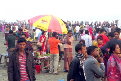 কুয়াকাটায় পর্যটকদের ঢল, হিমশিম খাচ্ছে ব্যবসায়ীরা