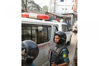 জঙ্গি আস্তানার সামনে প্রস্তুত ২ অ্যাম্বুলেন্স