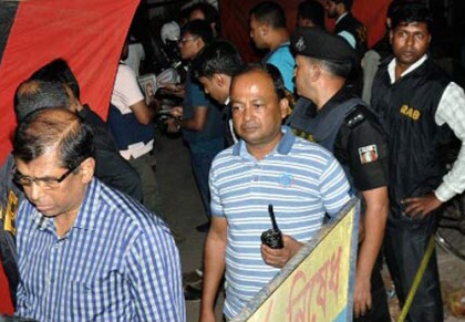 বিমানবন্দরের সামনে বোমা বিস্ফোরণ ; আইএসের দায় স্বীকার
