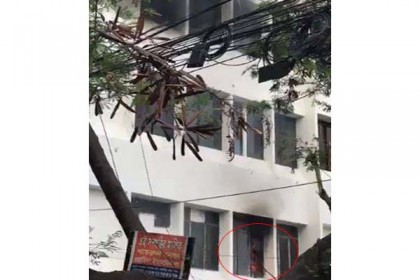 রাজধানীর কারওয়ান বাজারে একটি ভবনে আগুন 