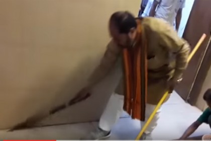 ঝাড়ু হাতে অফিস সাফ করলেন যোগীর মন্ত্রী, ভাইরাল ভিডিও