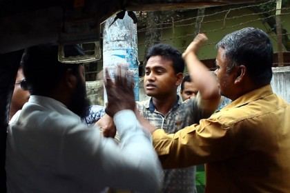 সামান্য ধাক্কা লাগায় অটোরিক্সার ড্রাইভারকে বেধরক পেটাল পুলিশ
