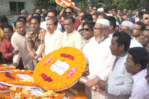 বরিশালে শহীদ মুক্তিযোদ্ধা স্মৃতিফলকে ফুলের শ্রদ্ধা নিবেদন 