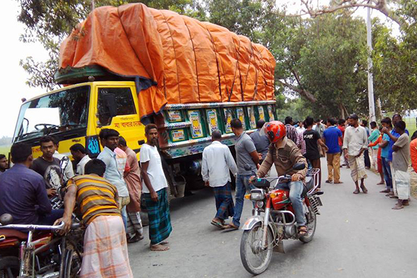 পার্বতীপুরে ট্রাকচাপায় ভ্যানচালক নিহত