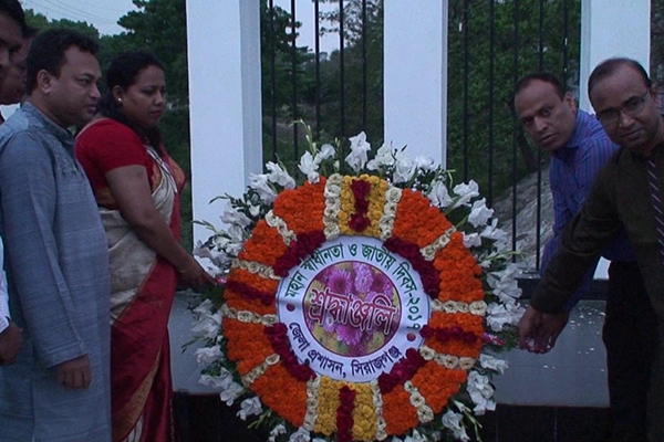 ভোরের আলো ফুটতেই ফুলে 
ফুলে ভরে উঠলো শহীদ মিনার