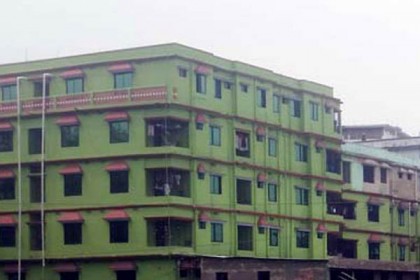 বিস্ফোরণে খসে পড়ছে আতিয়া মহলের পলেস্তরা