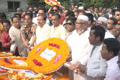 বরিশালে শহীদ মুক্তিযোদ্ধা স্মৃতিফলকে ফুলের শ্রদ্ধা নিবেদন 
