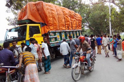 পার্বতীপুরে ট্রাকচাপায় ভ্যানচালক নিহত