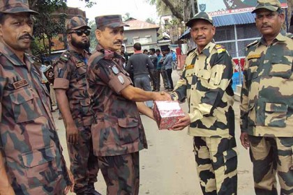 
স্বাধীনতা দিবসে বিএসএফকে মিষ্টি উপহার বিজিবির
