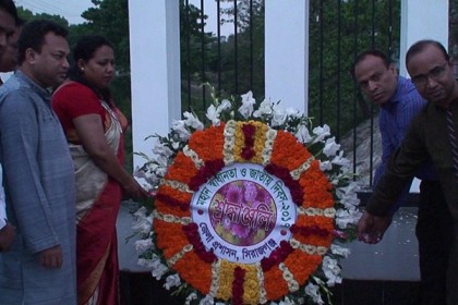 ভোরের আলো ফুটতেই ফুলে 
ফুলে ভরে উঠলো শহীদ মিনার