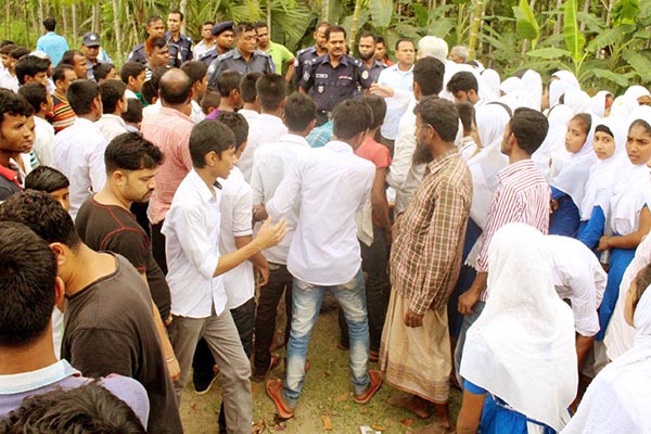ঝালকাঠিতে শিক্ষককে লাঞ্ছিত করায় শিক্ষার্থীদের বিক্ষোভ
