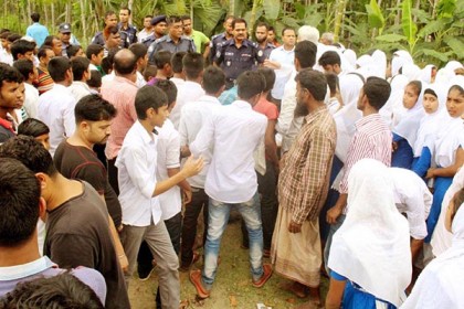 ঝালকাঠিতে শিক্ষককে লাঞ্ছিত করায় শিক্ষার্থীদের বিক্ষোভ