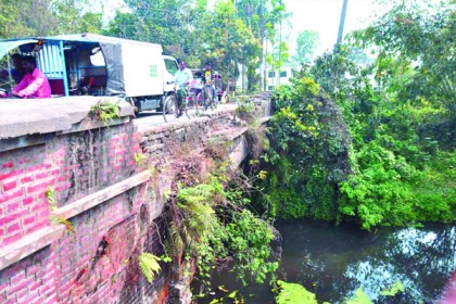 পরিত্যক্ত সেতুতে ঝুঁকিপূর্ণ চলাচল
