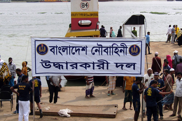 নিখোঁজ ১৪ যাত্রীর সন্ধানে চলছে উদ্ধার অভিযান 
