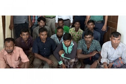 বরিশালে চার লাখ রেনু পোনাসহ আটক ১১
