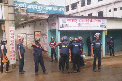 দুই আস্তানায় '১৫ জঙ্গি', সোয়াত পৌঁছলে অভিযান