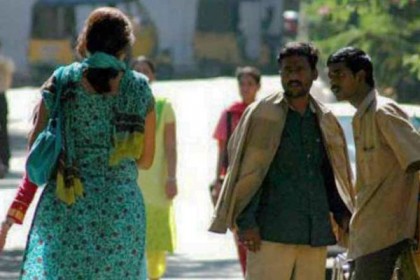 এবার ইভটিজিংয়ের শিকার নারী পুলিশ!