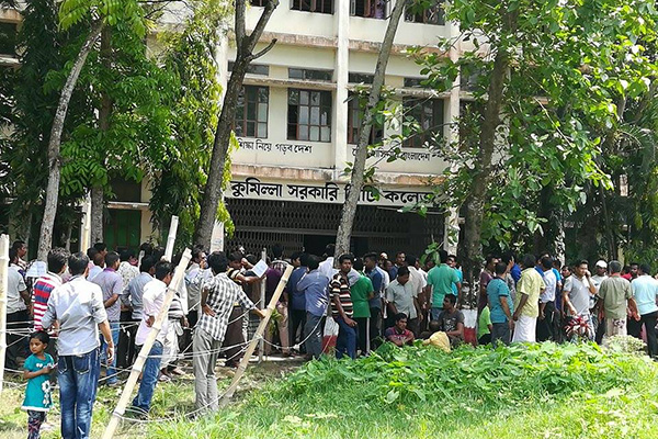 কুমিল্লা সরকারি সিটি কলেজে ককটেল বিস্ফোরণ, ব্যালট ছিনতাইয়ের চেষ্টা