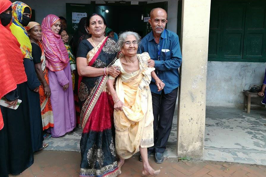 ভোট দিলেন ৯০ পেরোনো বৃদ্ধা