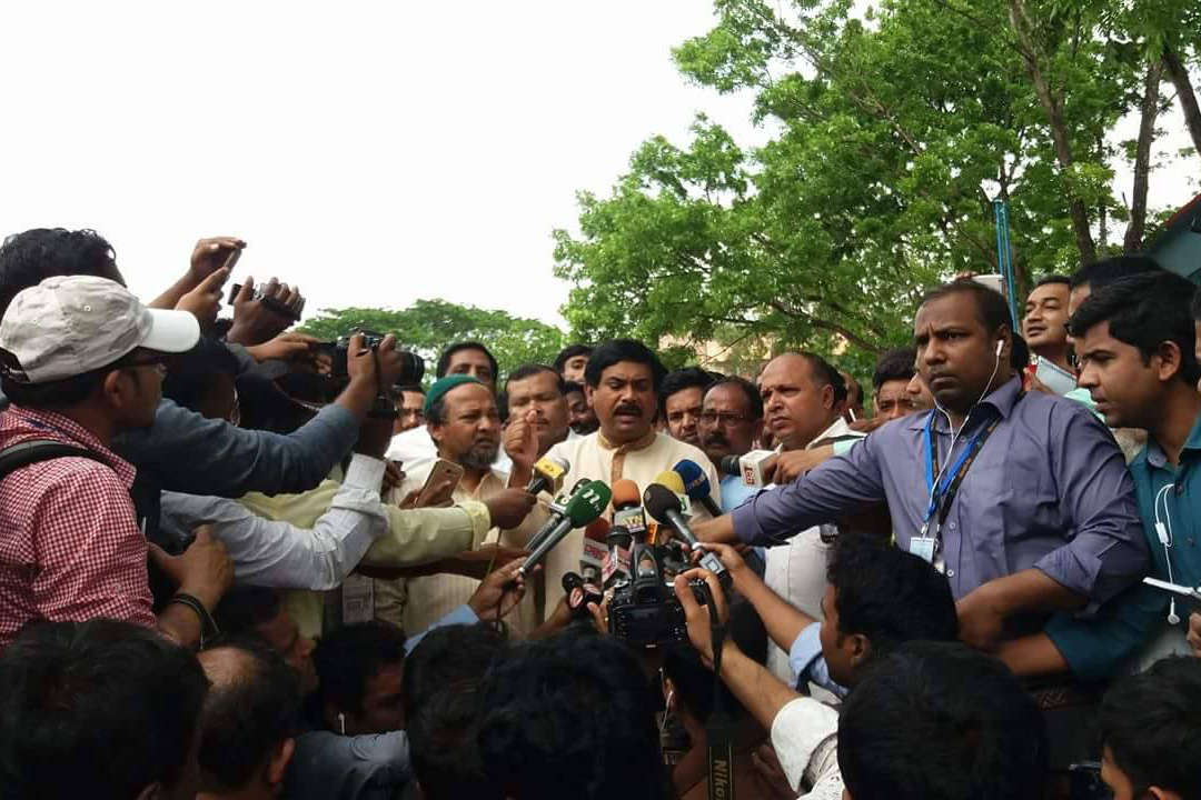 ভোট দিয়েই অনিয়মের অভিযোগ আনলেন সাক্কু
