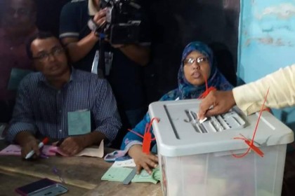 ভোটকেন্দ্রে প্রধান দুই দল ছাড়া অন্য প্রার্থীদের এজেন্ট নেই!