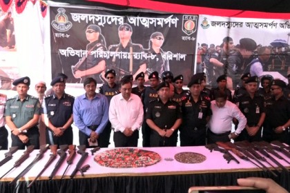  জলদস্যু 'ছোট রাজু বাহিনী'র প্রধানসহ ১৫ সদস্যের আত্মসমর্পণ

