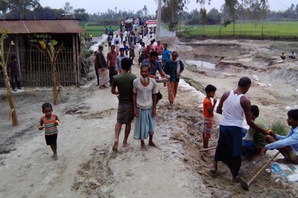 গ্রামবাসীই নির্মাণ করল রাস্তা