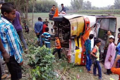 দিনাজপুরে বাস উল্টে পড়ে আহত ১৪, আশঙ্কাজনক অবস্থায় ৪ জন 
