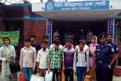 হিলি সীমান্তে বাংলাদেশি ১০ কিশোরকে ফেরত