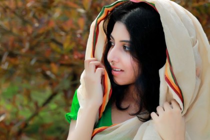 এবার গৃহবধূ রূপে পড়শী!