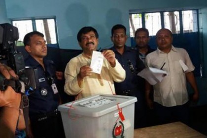 ধানের শীষে সিল মেরে ব্যালট দেখালেন সাক্কু