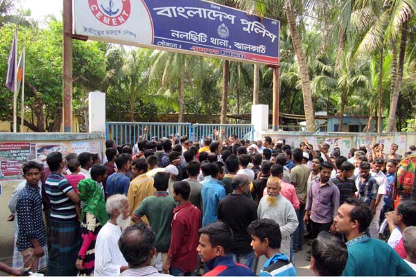 ঝালকাঠিতে ওসি-এসআই প্রত্যাহারের দাবিতে বিক্ষোভ