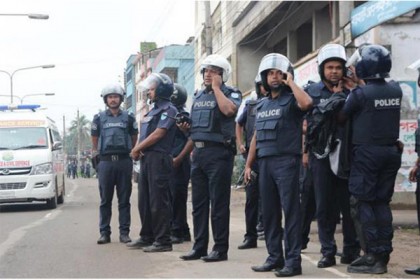 মুহুর্মুহু গুলি, বিস্ফোরণে কেঁপে উঠছে বড়হাট