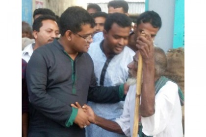 স্বজন হারানো পরিবারের পাশে ছাত্রলীগ সাবেক সভাপতি সোহাগ