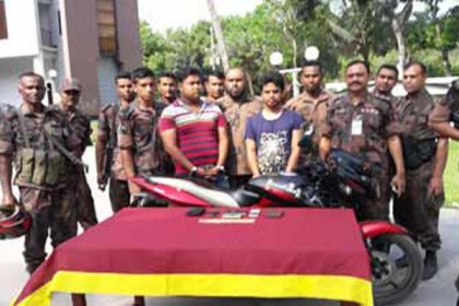 বেনাপোল সীমান্তে ১৫টি স্বর্ণবার উদ্ধার, আটক ২