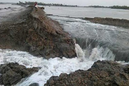 সাতক্ষীরায় কপোতাক্ষ নদের বেড়িবাঁধ ভেঙে গ্রাম প্লাবিত   

