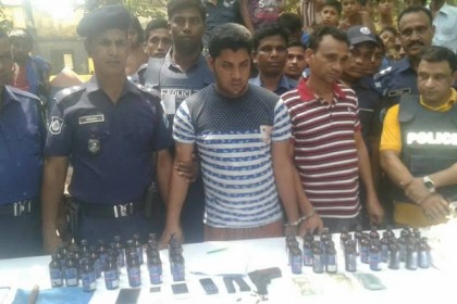 চাঁপাইনবাবগঞ্জে অস্ত্র ও মাদকসহ আটক ২