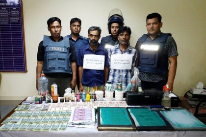 চাঁপাইনবাবগঞ্জে জাল টাকা ও টাকা তৈরীর মেশিনসহ আটক ২