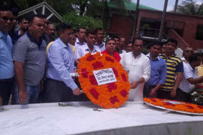 জাতির জনকের সমাধিতে দুই ডিআইজির শ্রদ্ধা নিবেদন