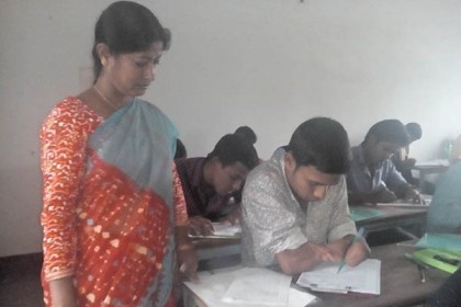 দুই হাতের কব্জি দিয়ে এইচএসসি পরীক্ষা দিচ্ছে শাহ আলম
