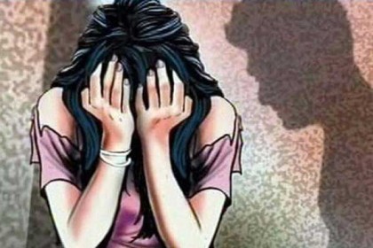 কু-প্রস্তাবে রাজি না হওয়ায় মহিলা মেম্বারকে চেয়ারম্যানের শ্লীলতাহানি
 