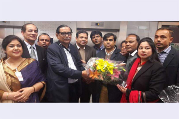 মিলানে রাশেদ খান মেননকে ফুলেল শুভেচ্ছা 
