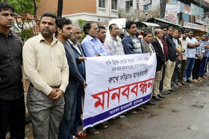 
বাঁধ নির্মাণে দুর্নীতির কারণে ফসল তলিয়ে যাওয়ার অভিযোগ
