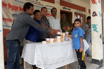 
ঠাকুরগাঁওয়ে বিনামূল্যে শিক্ষার্থীদের মাঝে টিফিন বক্স বিতরণ