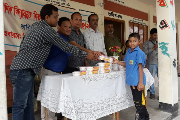 
ঠাকুরগাঁওয়ে বিনামূল্যে শিক্ষার্থীদের মাঝে টিফিন বক্স বিতরণ