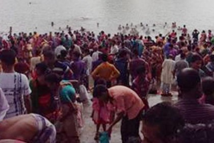উৎসবমুখর পরিবেশে দুর্গাসাগর দীঘিতে পুণ্যস্নান অনুষ্ঠিত