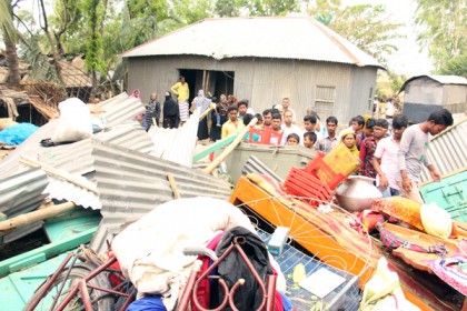 পাবনায় টর্নেডোর আঘাতে ঘরবাড়ি বিধ্বস্ত, আহত অর্ধশতাধিক
