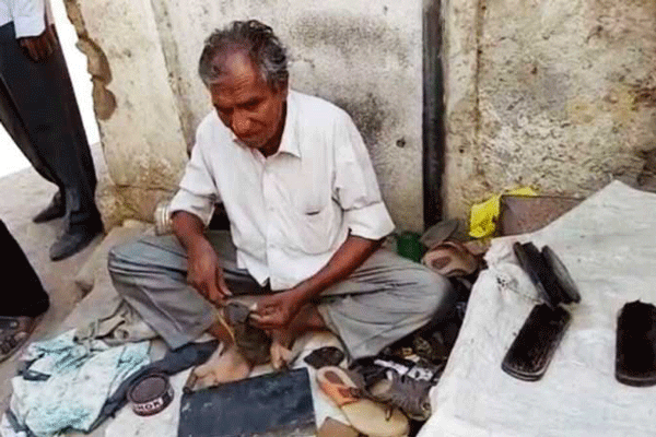 জুতা পলিশকারীকে ১০ লাখ টাকা আয়কর পরিশোধের নির্দেশ