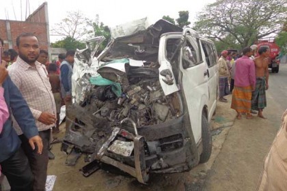 দিনাজপুরে বাস-মাইক্রোবাস মুখোমুখি সংঘর্ষে নিহত ১